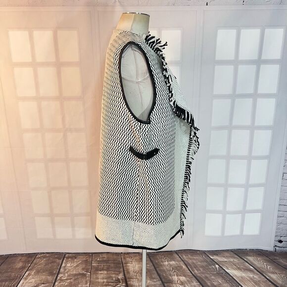 Chico's Gigi Black White Wool Blend Textured Knit Fringe Cardigan Vest Size 2 - Picture 4 of 9